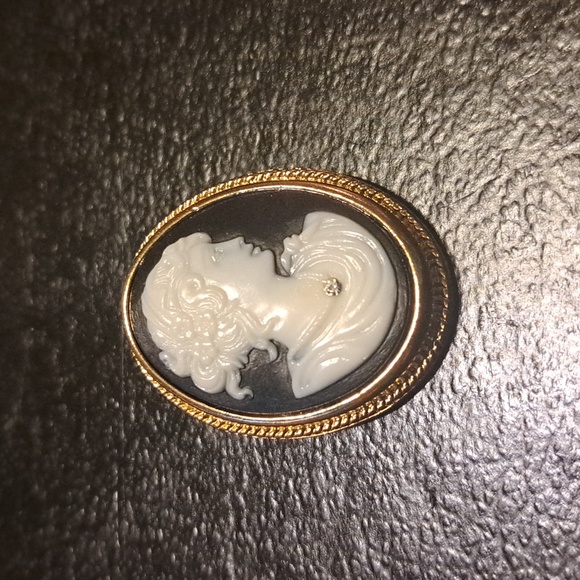Vintage Avon Cameo Brooch/Necklace - Picture 1 of 6